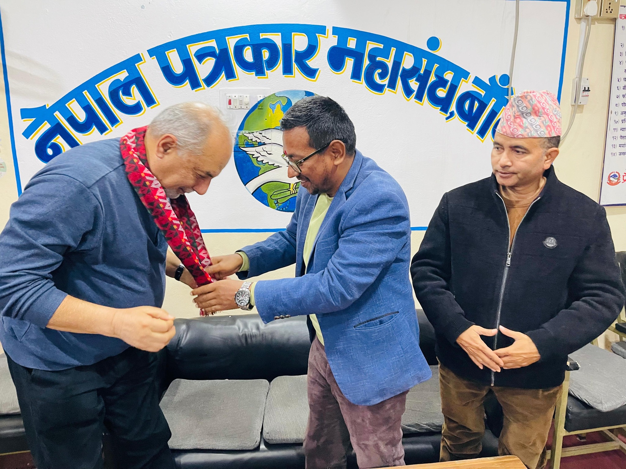 प्रेस काउन्सिल नेपालका अध्यक्ष डा. कुमार शर्मा आचार्यलाई कार्यालयमा स्वागत गर्दै पत्रकार महासंघ बाँके अध्यक्ष नवीन गिरी