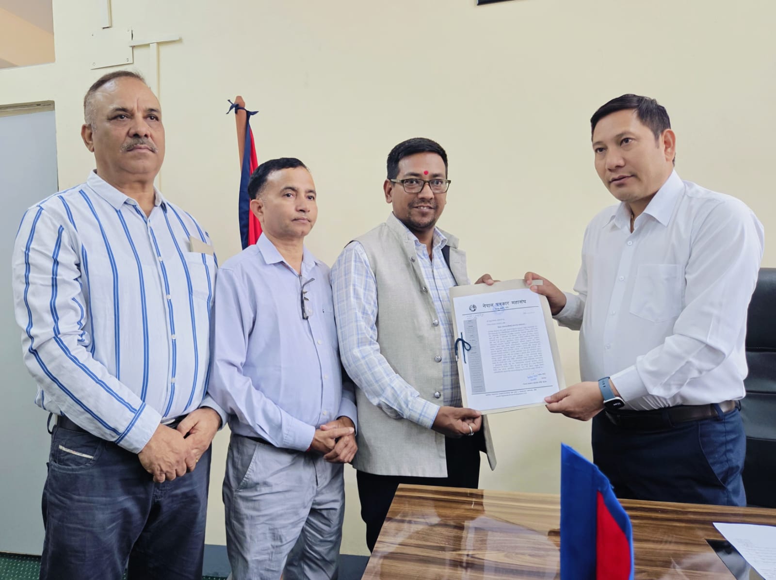 सरकारी विज्ञापन नीतिविरुद्ध बाँके प्रशासनबाट पनि प्रधानमन्त्रीलाई ज्ञापनपत्र