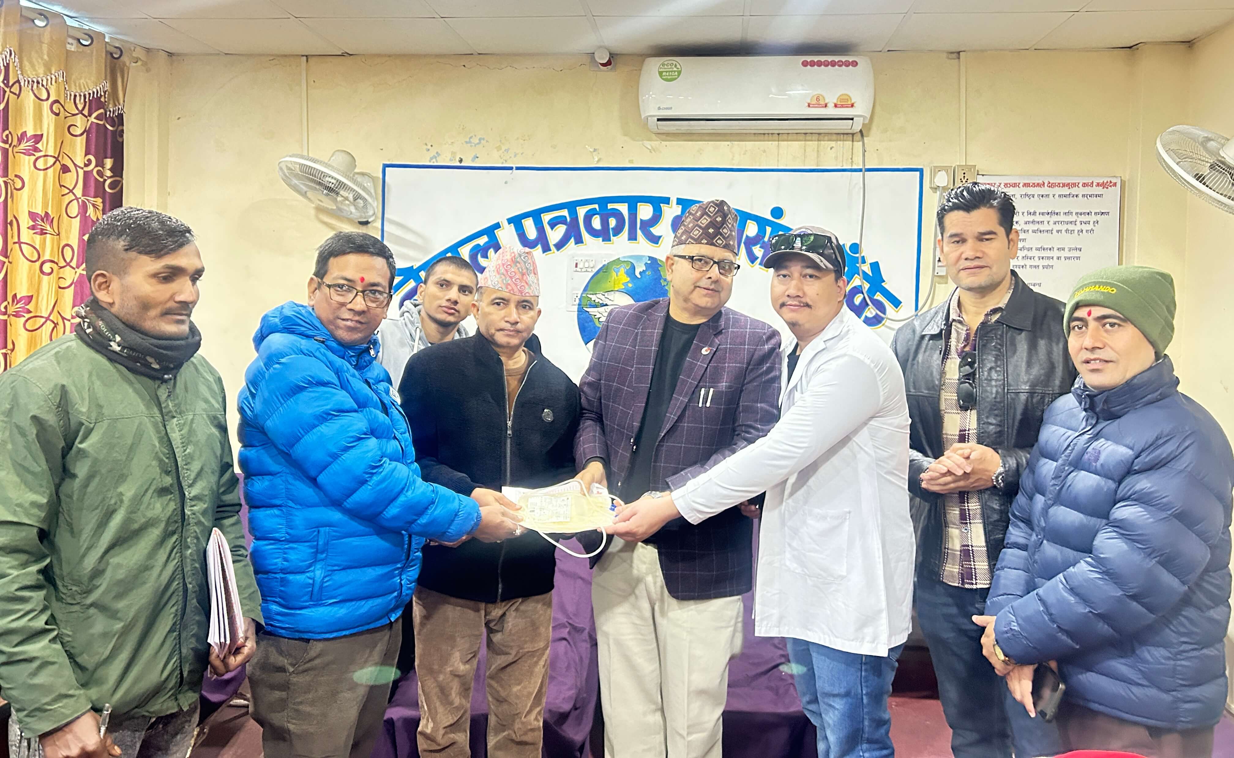 रक्तदान कार्यक्रममा रगत संकलन गर्ने ब्याग हस्तान्तरण गरिँदै