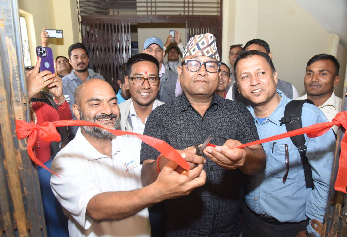 'डुडुवा सभा हल' को उद्घाटन गर्दै डुडुवा गाउँपालिका अध्यक्ष नरेन्द्र चौधरी