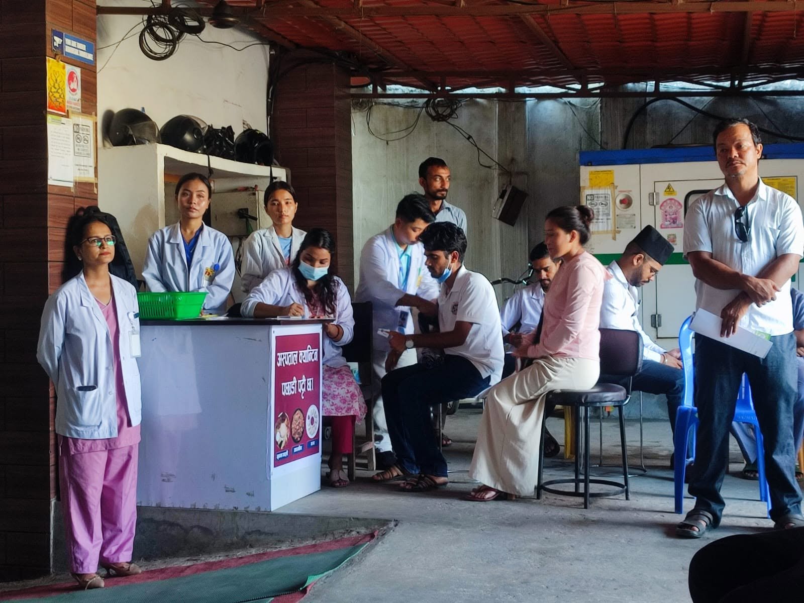 मिर्गौला परीक्षण गराउँदै पत्रकारहरु