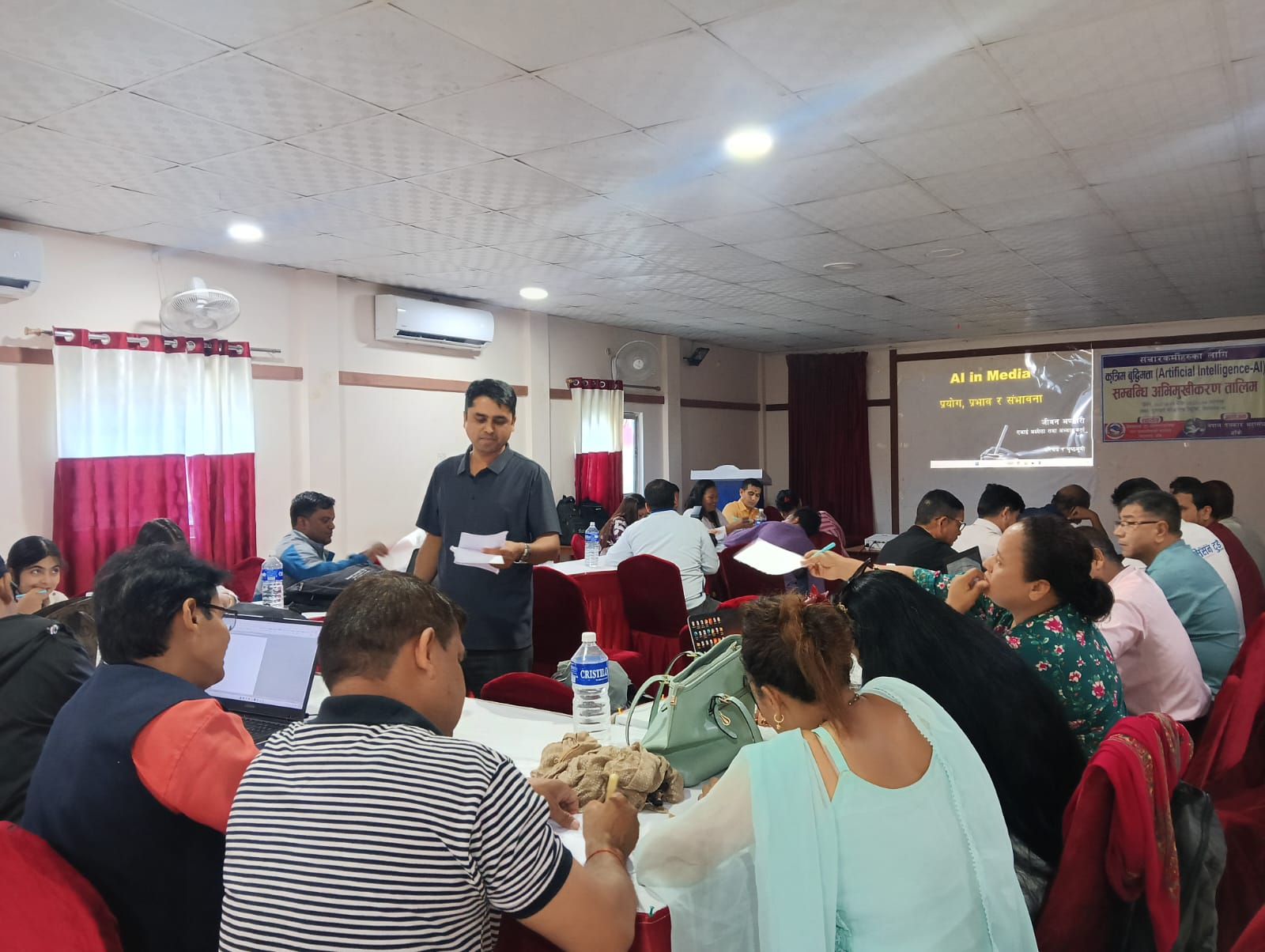 एआई तालिममा सहजीकरण गर्दै एआई अध्येता तथा अभ्यासकर्ता जीवन भण्डारी