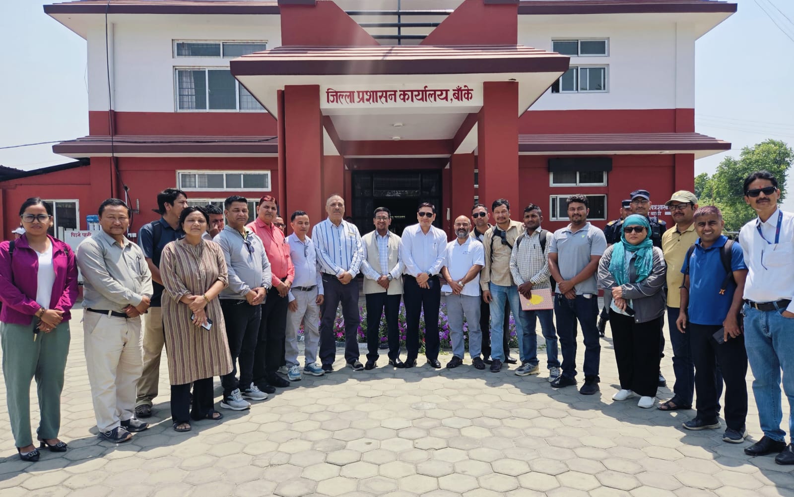 सरकारी विज्ञापन नीतिविरुद्ध ज्ञापनपत्र बुझाउन प्रशासन पुगेको बाँकेका पत्रकारको टोली