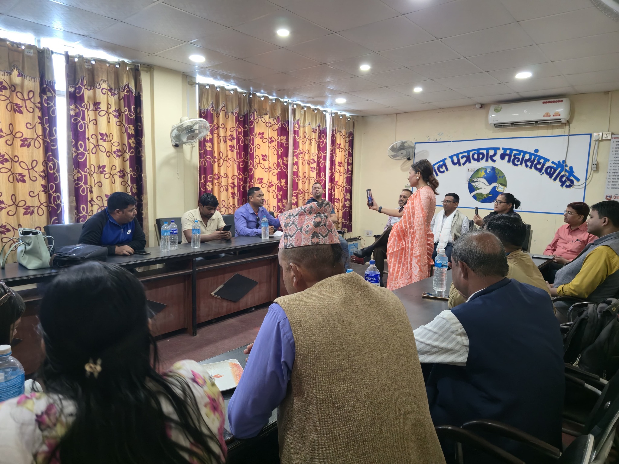 निजी मिडियामा आर्थिक नाकाबन्दी विरुद्ध दबाबमूलक छलफल गर्दै पत्रकारहरु