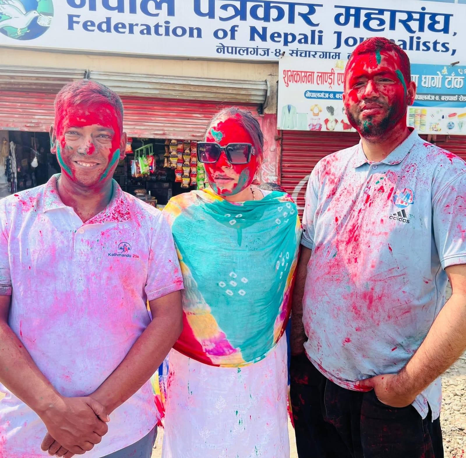 होली खेल्दै