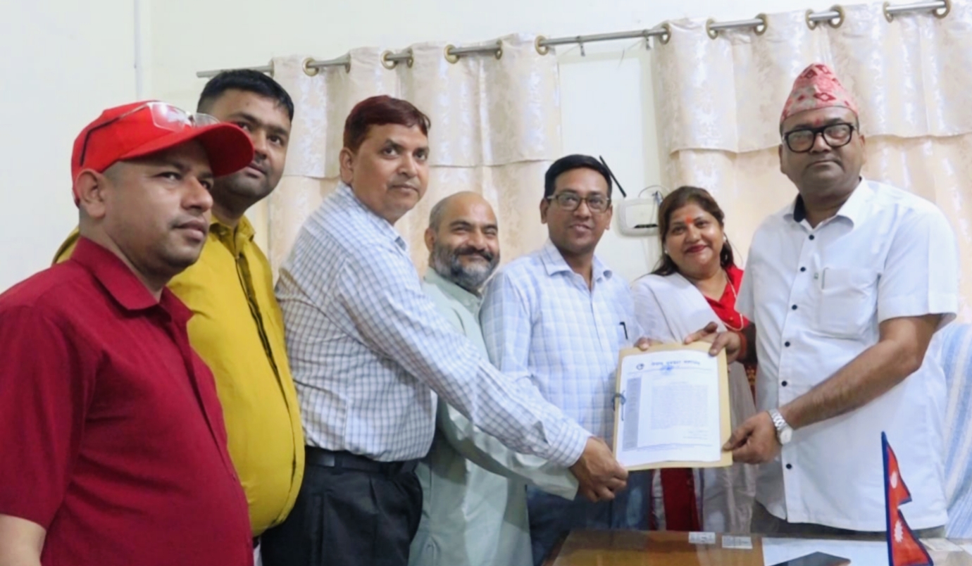 बाँकेका जिल्ला समन्वय समिति प्रमुख ज्ञानेन्द्र चौधरीलाई ज्ञापनपत्र बुझाउँदै पत्रकार टोली