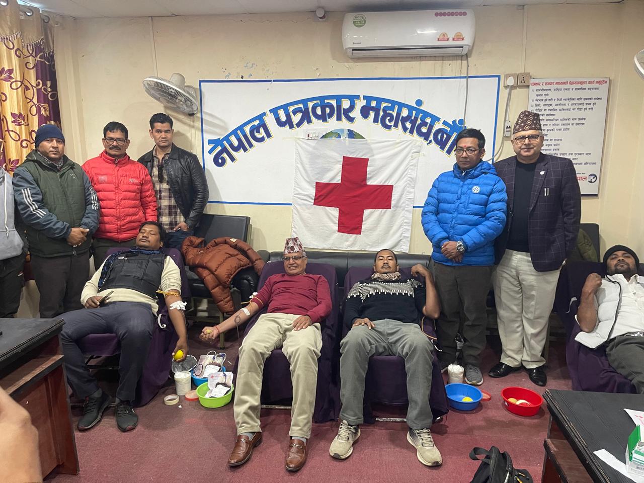 पत्रकार महासंघ बाँकेमा आयोजित कार्यक्रममा रक्तदान गर्दै पत्रकारहरु