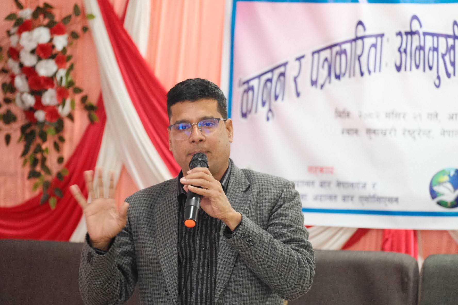 अदालती रिपोर्टिङ्गका बारेमा सहजीकरण गर्दै अधिवक्ता विकास आचार्य