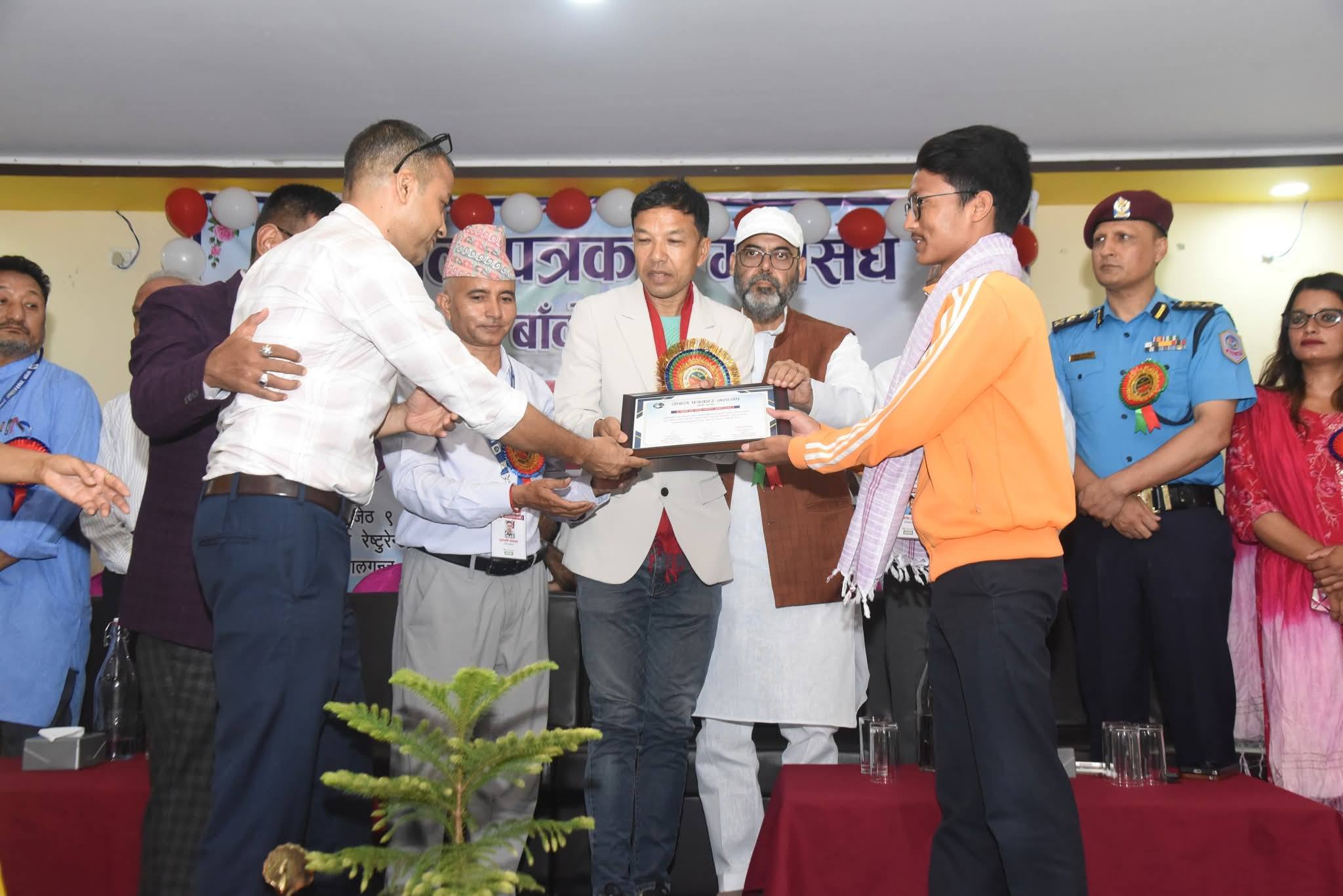१५औं साधारणसभामा बेलमती शर्मा स्वास्थ्य पत्रकारिता पुरस्कारबाट पुरस्कृत हुँदै गणेश रावत
