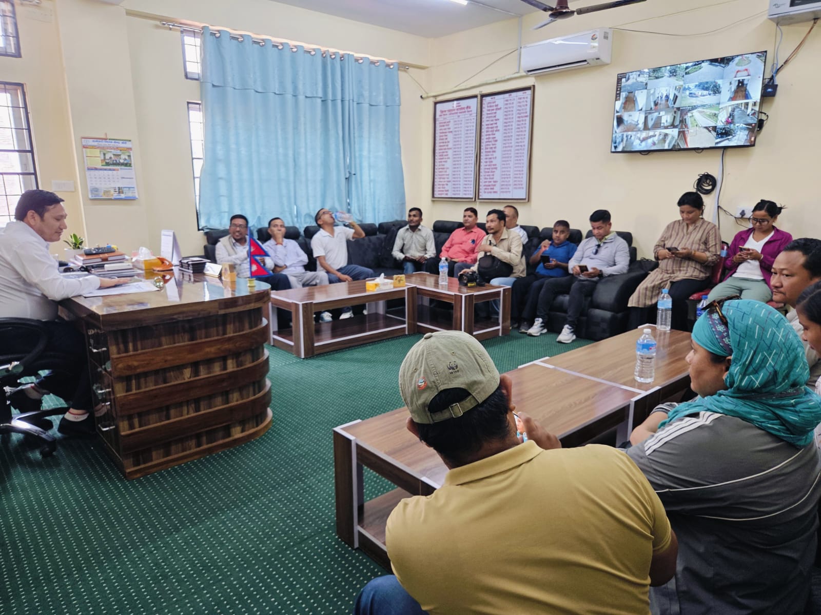 सरकारी विज्ञापन नीतिविरुद्ध ज्ञापनपत्र बुझाउन प्रशासन पुगेको पत्रकारको टोली