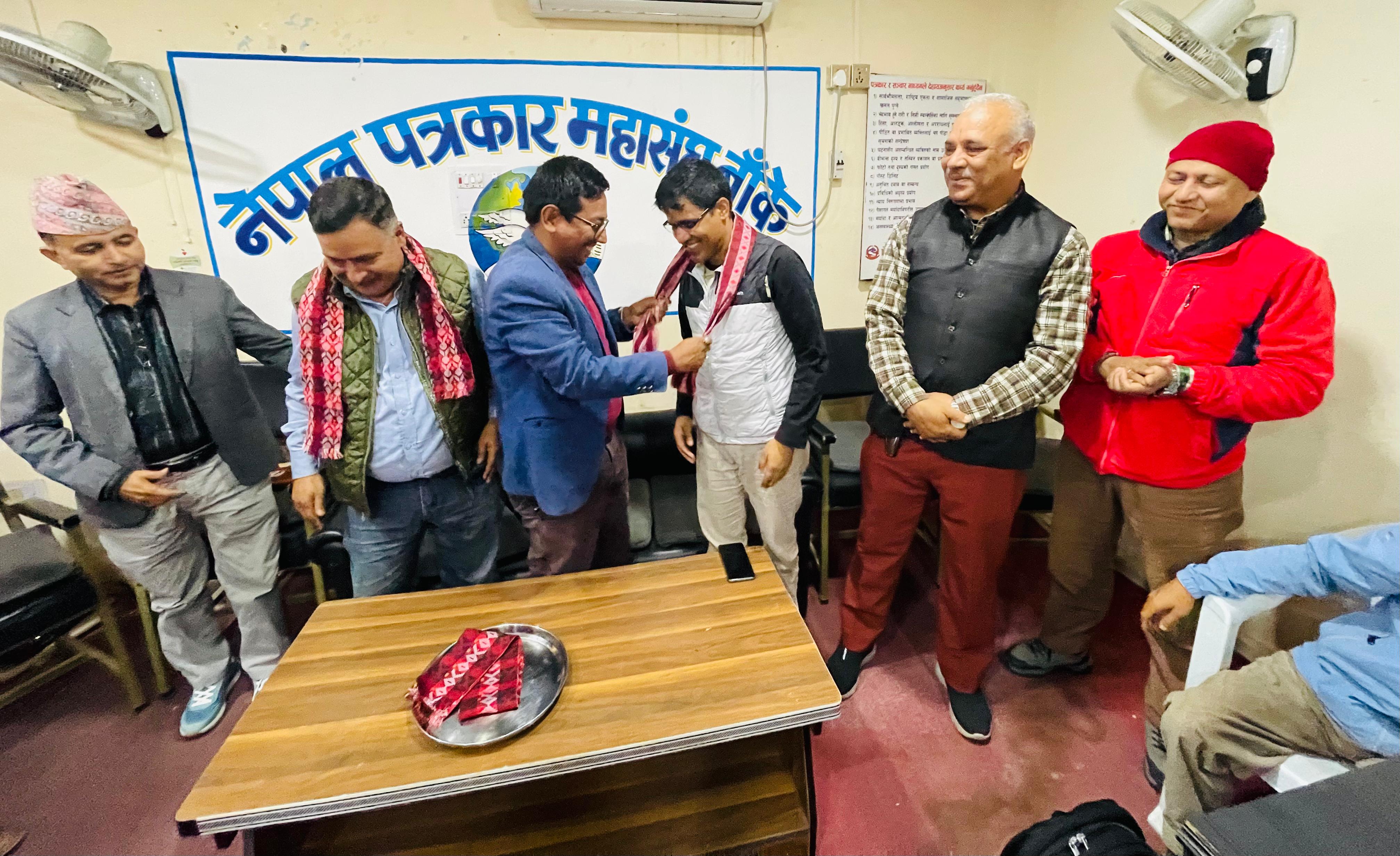 नेपाल पत्रकार महासंघका कोषाध्यक्ष रामकृष्ण अधिकारीलाई बाँके शाखामा स्वागत गर्दै