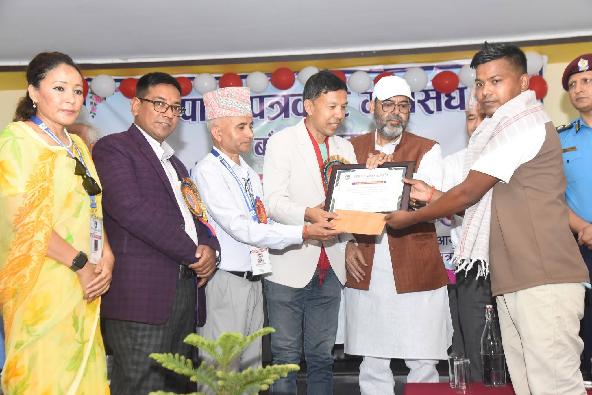 १५औं साधारणसभामा माधवी स्वास्थ्य पत्रकारिता पुरस्कारबाट पुरस्कृत हुँदै रामप्रसाद चौहान (बर्दिया)