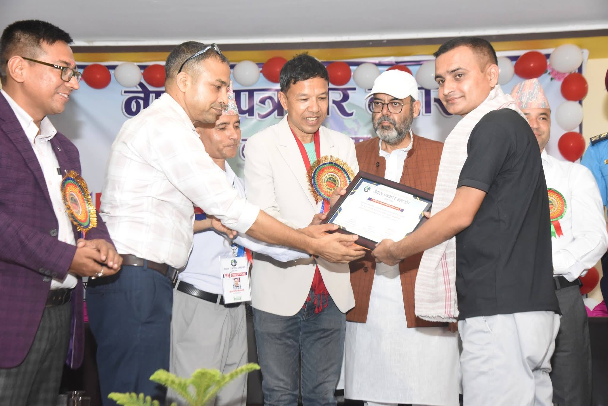 १५औं साधारणसभामा बेलमती शर्मा स्वास्थ्य पत्रकारिता पुरस्कारबाट पुरस्कृत हुँदै देवेन्द्रराज पौडेल
