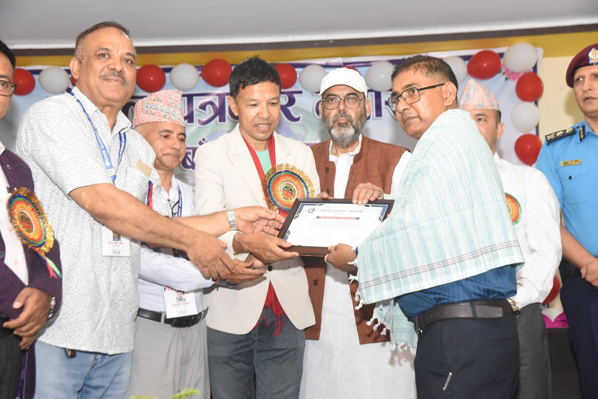 १५औं साधारणसभामा सूर्यनाथ गौतम स्वास्थ्य (मुटु रोग) पत्रकारिता पुरस्कारबाट पुरस्कृत हुँदै मधु पौडेल