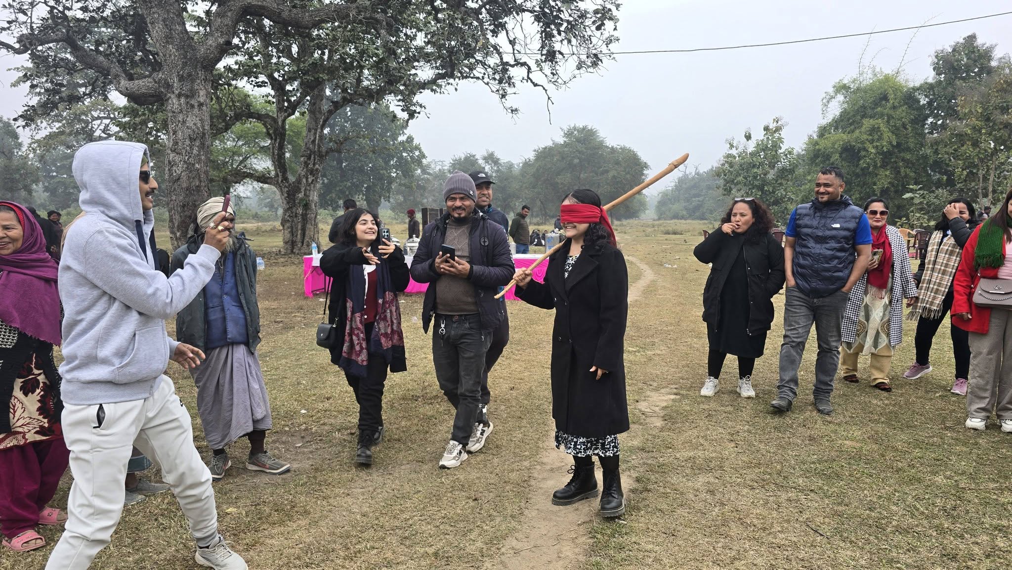 मट्का फोड्ने प्रतियोगितामा सहभागिता जनाउँदै पत्रकार सन्ध्या गैरै