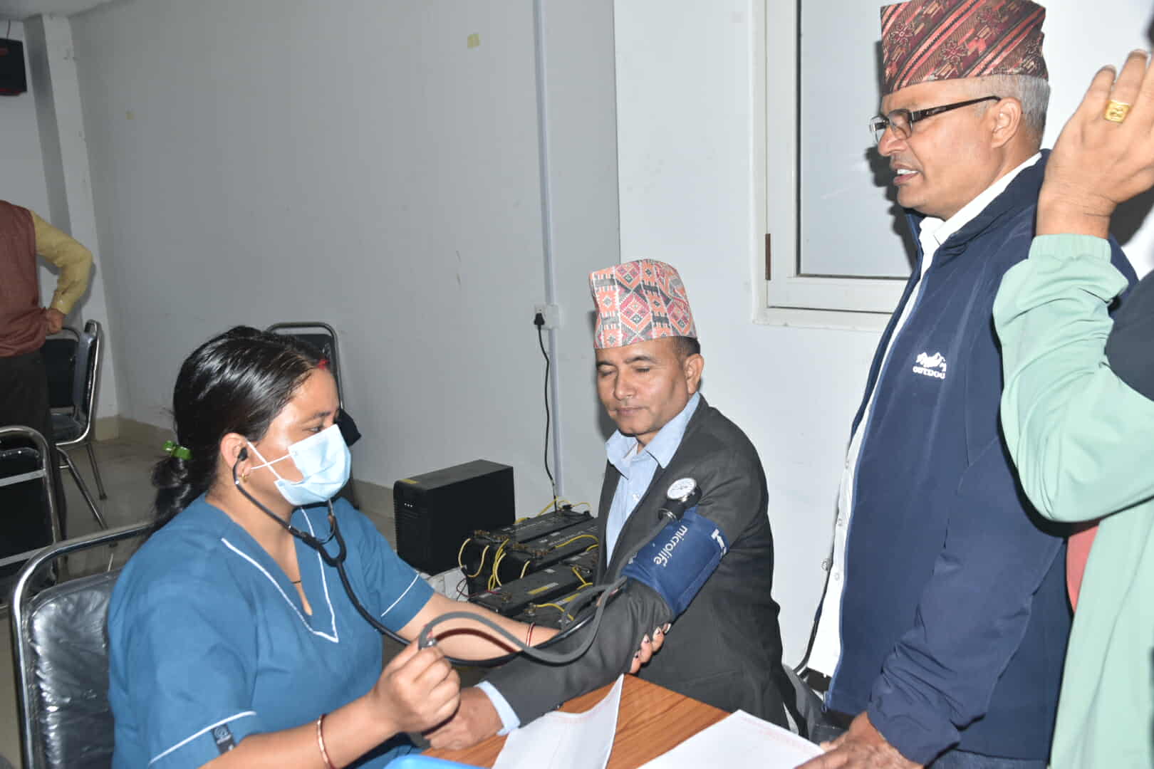 पत्रकार महासंघ लुम्बिनी अध्यक्ष शुक्रऋषि चौलागाई पत्रकारहरुको 'मुटु जाँच कार्यक्रम' मा स्वास्थ्य परीक्षण गराउँदै