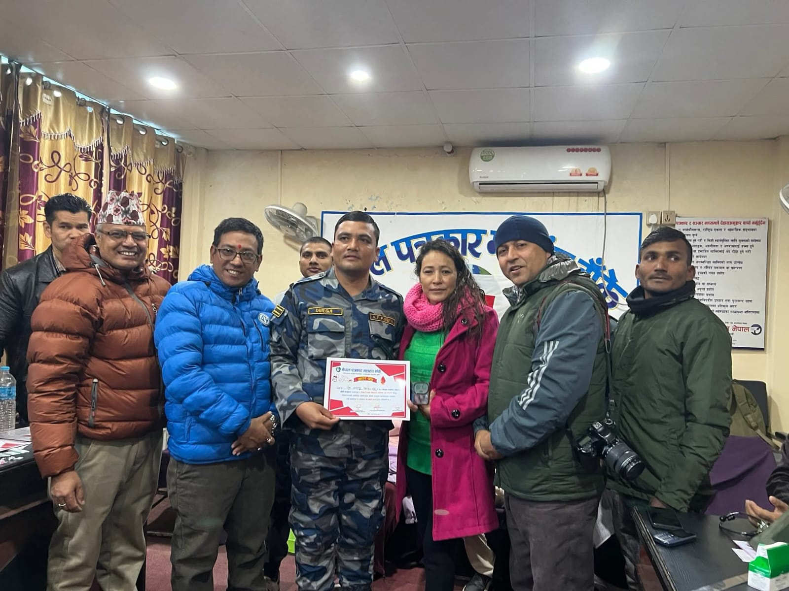 रक्तदानपछि प्रमाणपत्र ग्रहण गर्दै सशस्त्र प्रहरी